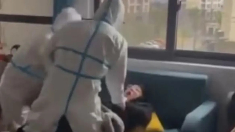 Κίνα: Οι Αρχές σέρνουν με τη βία έναν άνδρα για να τον μεταφέρουν σε κέντρο καραντίνας